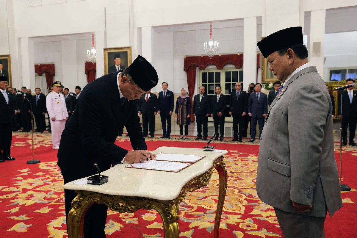 prabowo's tweet photo. Hari ini, saya resmi melantik sejumlah Pimpinan dan Dewan Pengawas Komisi Pemberantasan Korupsi (KPK) Periode 2024-2029.

Saya berpesan agar seluruh pejabat yang dilantik dapat mengemban amanah dengan menegakkan prinsip integritas, transparansi, profesionalisme, dan pentingnya menghindari pemborosan anggaran serta memastikan setiap kegiatan yang berhubungan dengan APBN dilaksanakan sesuai dengan peraturan perundang-undangan.

Saya senantiasa mendukung kerja keras KPK dalam memberantas korupsi, guna mewujudkan tata kelola pemerintahan yang akuntabel dan bersih.

Pelantikan Pimpinan & Dewas KPK, Istana Negara,
Jakarta, 16 Desember 2024.

Foto: Dok. Tim Media Presiden Prabowo Subianto