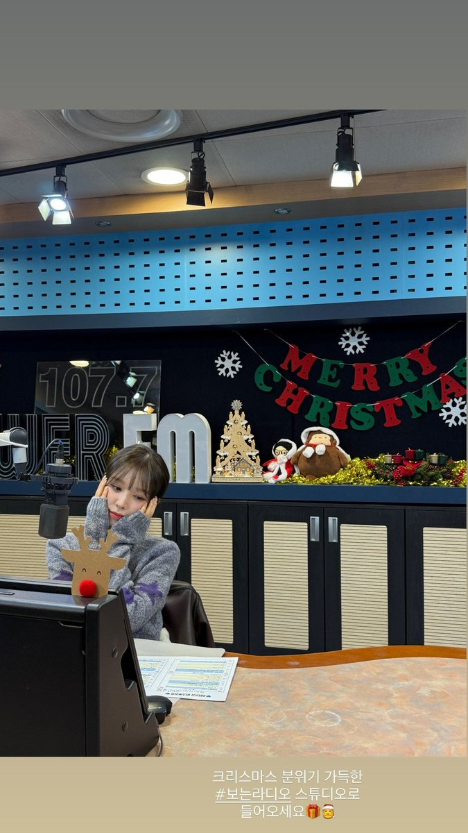 LuviesINACastle's tweet image. [241216] sbsyoungstreet Instagram story

Kami sedang siaran langsung di #LiveRadio yang penuh dengan suasana Natal. Ayo masuk 🎁🎅

#웬디 #WENDY @RVsmtown