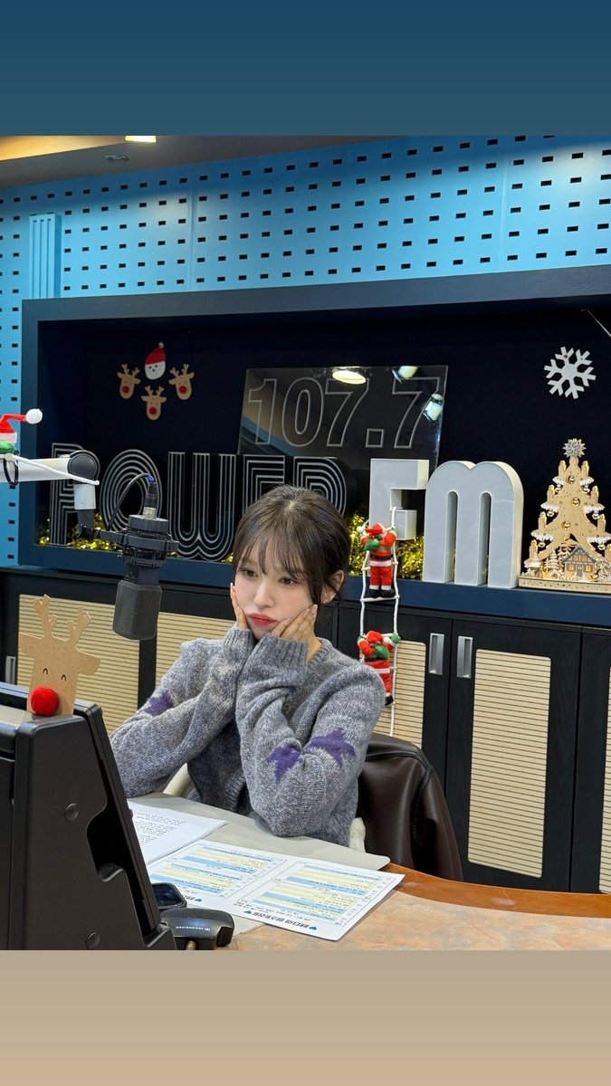 LuviesINACastle's tweet image. [241216] sbsyoungstreet Instagram story

Kami sedang siaran langsung di #LiveRadio yang penuh dengan suasana Natal. Ayo masuk 🎁🎅

#웬디 #WENDY @RVsmtown