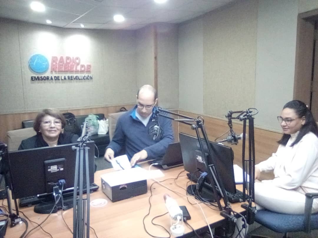 Comparecen: 
La viceministra <a href="/PilarCubaMinjus/">Pilar Alicia</a> 
<a href="/Taysmj/">Tays</a>
 directora de la Caja de Resarcimientos, María del Carmen Cedeño, jefa de la Oficina de Atención a la Población del Palacio de la Revolución y profesor titular de la Facultad de Derecho de la UH