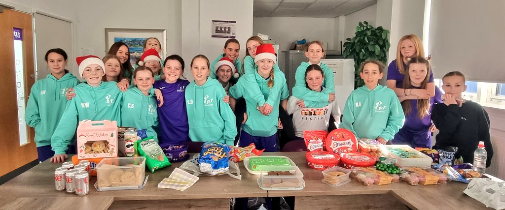 WHS_SSOS's tweet photo. Merry Christmas from the S1 Girls School of Football ⚽️ 🎄⛄️🤶

A Christmas celebration after a fantastic first term at Wallace 💜

An amazing display of homebaking &amp; treats after a games session out on the pitch! 

#allaboutbalance #merrychristmas https://t.co/G1nUGJJfrZ