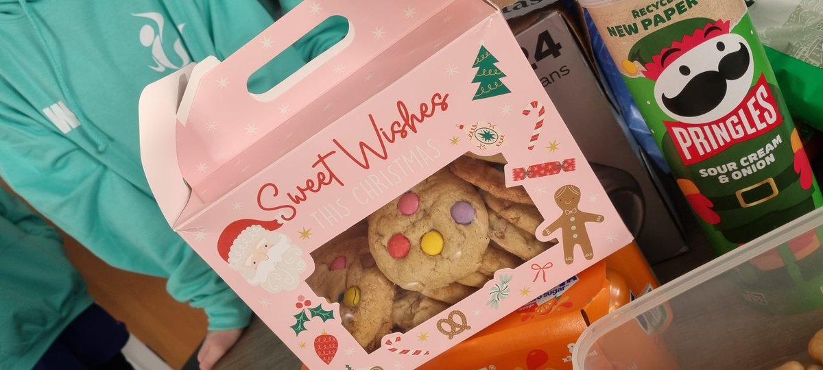 WHS_SSOS's tweet photo. Merry Christmas from the S1 Girls School of Football ⚽️ 🎄⛄️🤶

A Christmas celebration after a fantastic first term at Wallace 💜

An amazing display of homebaking &amp; treats after a games session out on the pitch! 

#allaboutbalance #merrychristmas https://t.co/G1nUGJJfrZ