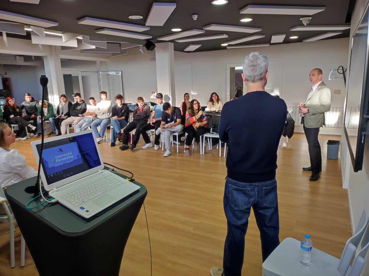 fpsanturtzilh's tweet photo. Hoy l@s alumn@s del ciclo de #ComercioInternacional han tenido la visita de las empresas logísticas #VascoShipphing e #IntermodalForwarding, teniendo la oportunidad de aprender sobre la realidad actual del sector. @FPeuskadi @tknika 🚢✈️🚉🚛 https://t.co/AGmxCaWAhT