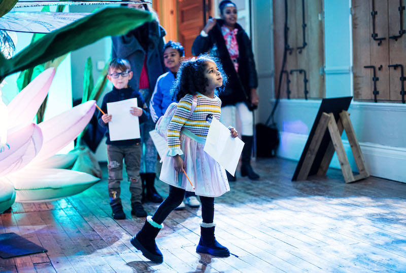 The Reviews Hub (@thereviewshub) on Twitter photo #THEATRE #REVIEW The Holly King and the Oak King <a href="/battersea_arts/">BatterseaArtsCentre</a> 'a joyous performance for a wide variety of ages and should be top of the list for any parent looking for something a bit less traditional this festive season' ⭐️⭐️⭐️⭐️½ thereviewshub.com/the-holly-king… #London #THEATRE #REVIEW The Holly King and the Oak King <a href="/battersea_arts/">BatterseaArtsCentre</a> 'a joyous performance for a wide variety of ages and should be top of the list for any parent looking for something a bit less traditional this festive season' ⭐️⭐️⭐️⭐️½ thereviewshub.com/the-holly-king… #London