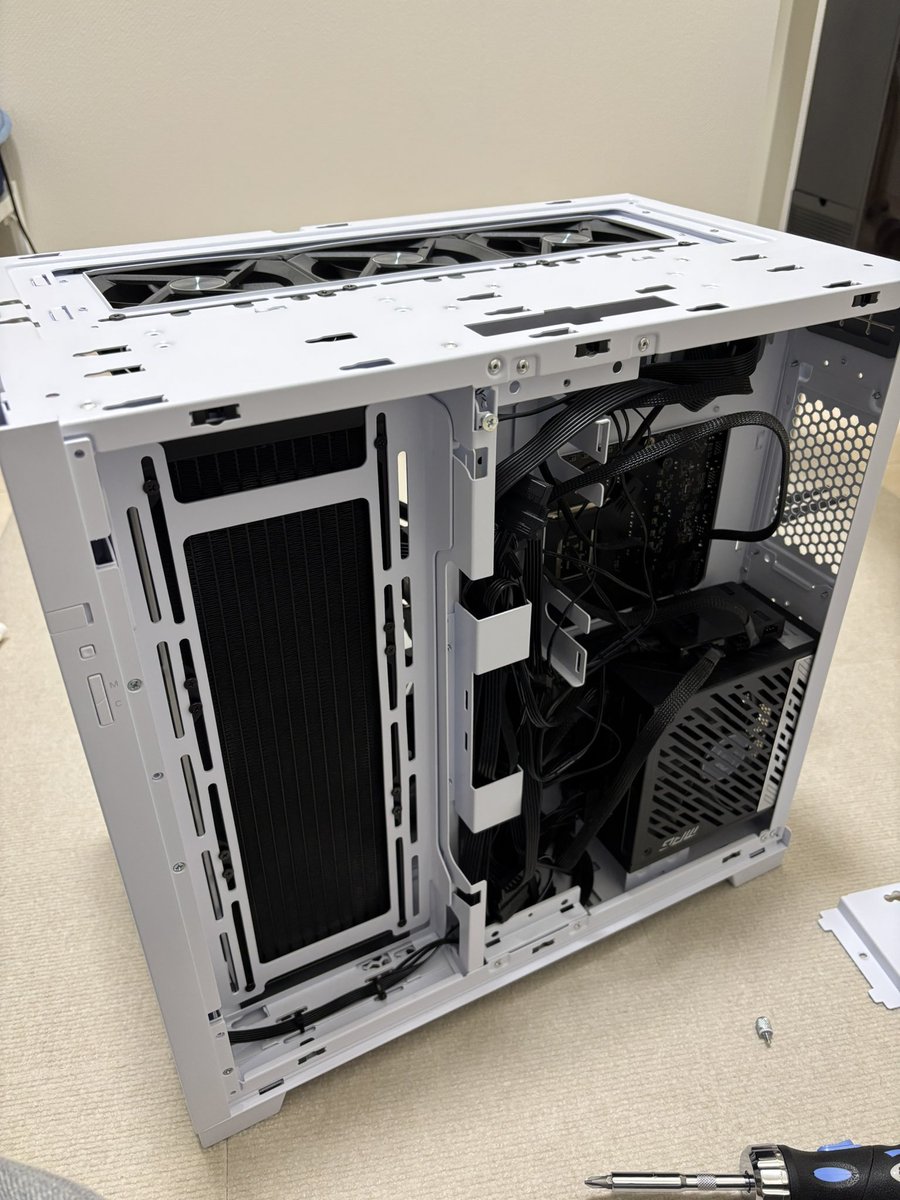 Border020516's tweet photo. モニター買ったからついでにpc掃除！そんな使ってなくても埃溜まるなw https://t.co/rlUqsdLozx