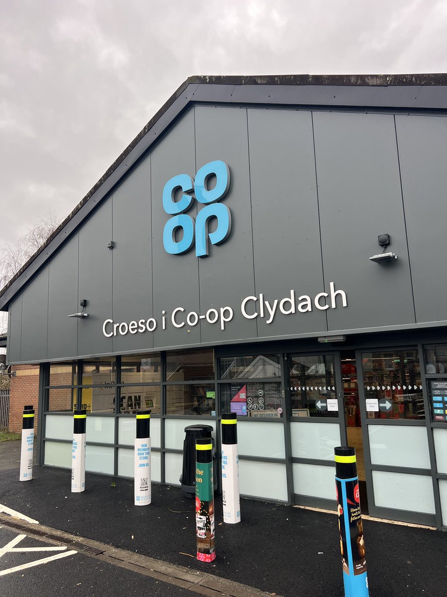 garrywakeham's tweet image. Well done @coopuk for the Welsh signage. 🏴󠁧󠁢󠁷󠁬󠁳󠁿 Da iawn 👏 New store looks great too 👍