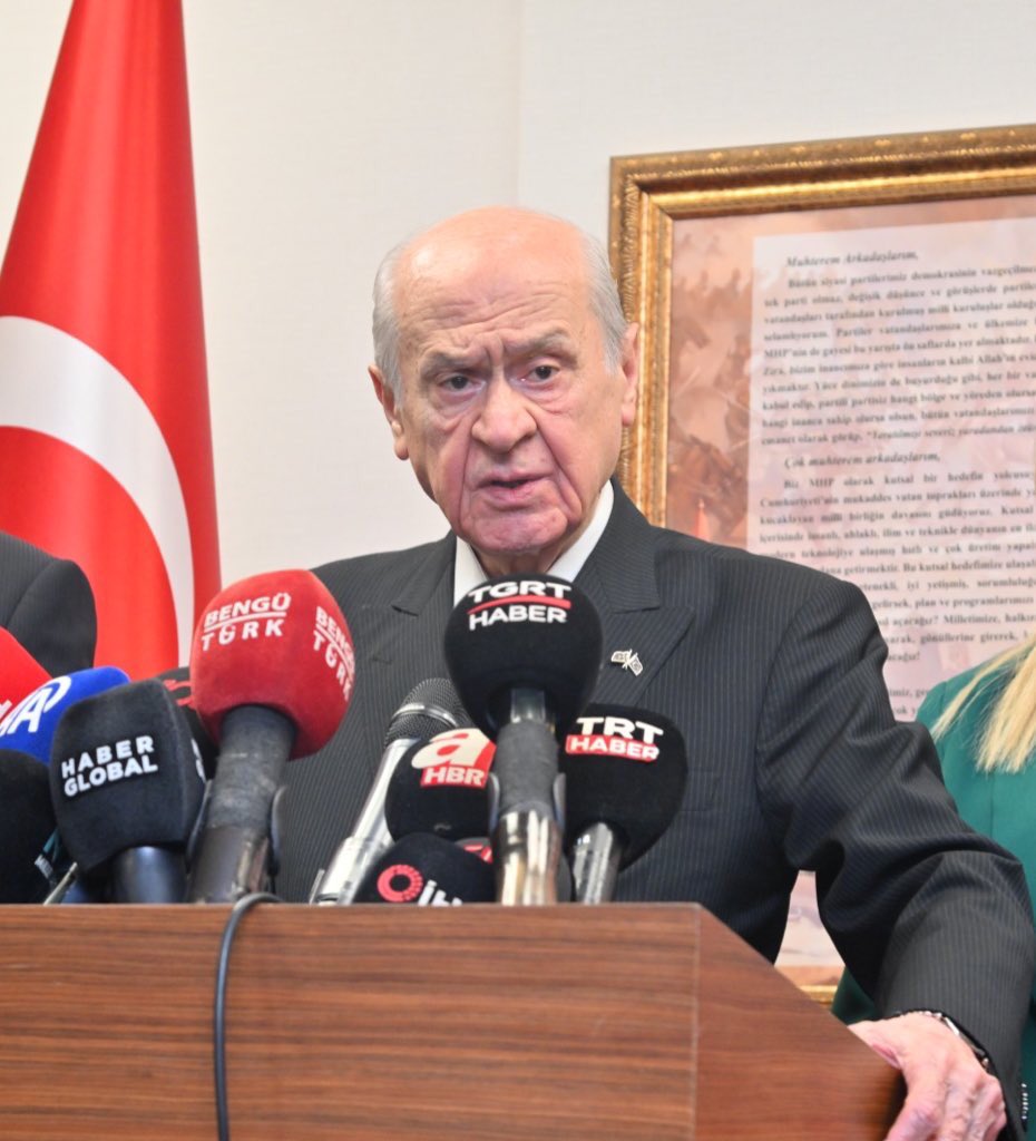 Kürt kardeşlerimizle kucaklaşmamızı hazmedemeyen, terör sorununun sonlanma ümitlerini kabullenemeyen CHP, DEM Parti’nin yerine geçmiş, etnik ve mezhep bölücülüğü kulvarında öne çıkmıştır.

CHP’nin yalnızca ekseni kaymamış, aynı zamanda siyasi etik ve erdemi de buharlaşıp