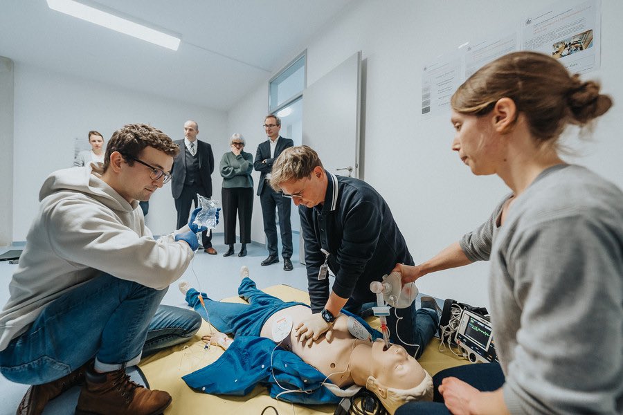 Bildungsministerium Schleswig-Holstein (@bildung_sh) on Twitter photo Die <a href="/UniLuebeck/">Universität Lübeck</a> hat ein neues medizinisches Lernzentrum eröffnet. Im "Skills-Lüb" können Studierende der Humanmedizin und Gesundheitswissenschaften auf über 600 m² interdisziplinär praxisrelevante Fähigkeiten in realistischen Simulationen erlernen.
uni-luebeck.de/universitaet/a… Die <a href="/UniLuebeck/">Universität Lübeck</a> hat ein neues medizinisches Lernzentrum eröffnet. Im "Skills-Lüb" können Studierende der Humanmedizin und Gesundheitswissenschaften auf über 600 m² interdisziplinär praxisrelevante Fähigkeiten in realistischen Simulationen erlernen.
uni-luebeck.de/universitaet/a…