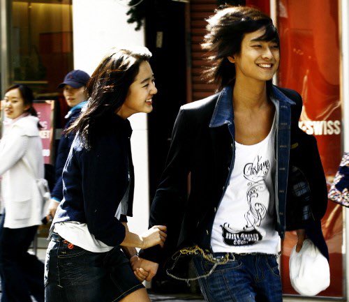 C_C_K_K_drama's tweet image. #宮 のレジェンド明洞キスシーン
周りがエキストラじゃなく本物の通行人なのも衝撃だけど、どこにカメラがあるのかもわからないまま『そこ立て！帽子取れ！キスしろ！』って言われて撮ったの凄すぎる。そして色んな角度から目撃写真残ってるのも面白い…今じゃできない演出