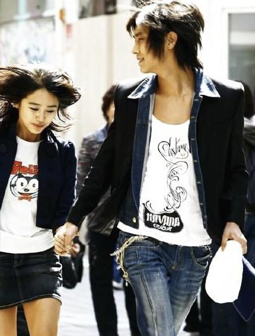C_C_K_K_drama's tweet image. #宮 のレジェンド明洞キスシーン
周りがエキストラじゃなく本物の通行人なのも衝撃だけど、どこにカメラがあるのかもわからないまま『そこ立て！帽子取れ！キスしろ！』って言われて撮ったの凄すぎる。そして色んな角度から目撃写真残ってるのも面白い…今じゃできない演出