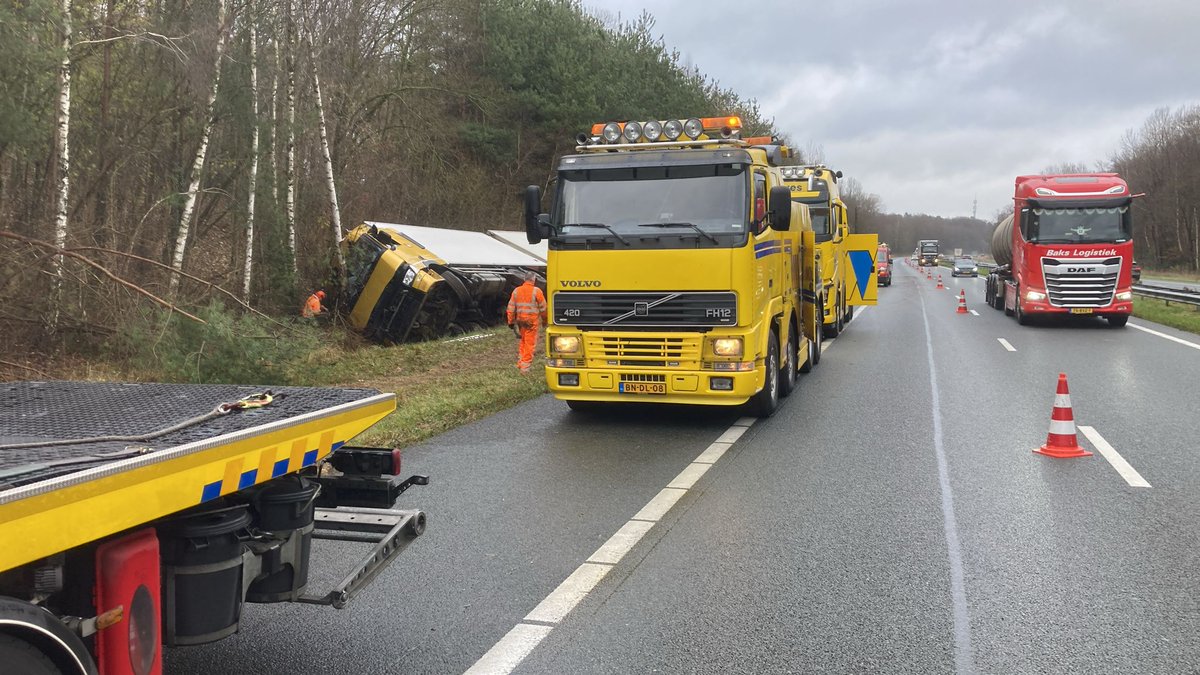 Berging op de A1 bij Oldenzaal in volle gang