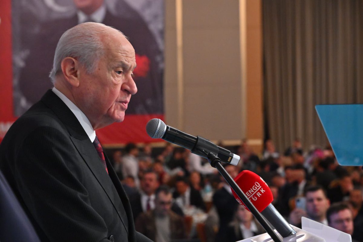 Milliyetçi Hareket Partisi düşünce ve görüşlerini tutarlı şekilde muhafaza etmekte ve arkasında durmaktadır.

Kaldı ki Suriye’deki gelişmelerden sonra haklılığımız teyit edilmiştir.

Sayın Cumhurbaşkanımızın ve Cumhurbaşkanlığı Kabinesi’nin milli ve müteyakkız politikalarıyla Şam