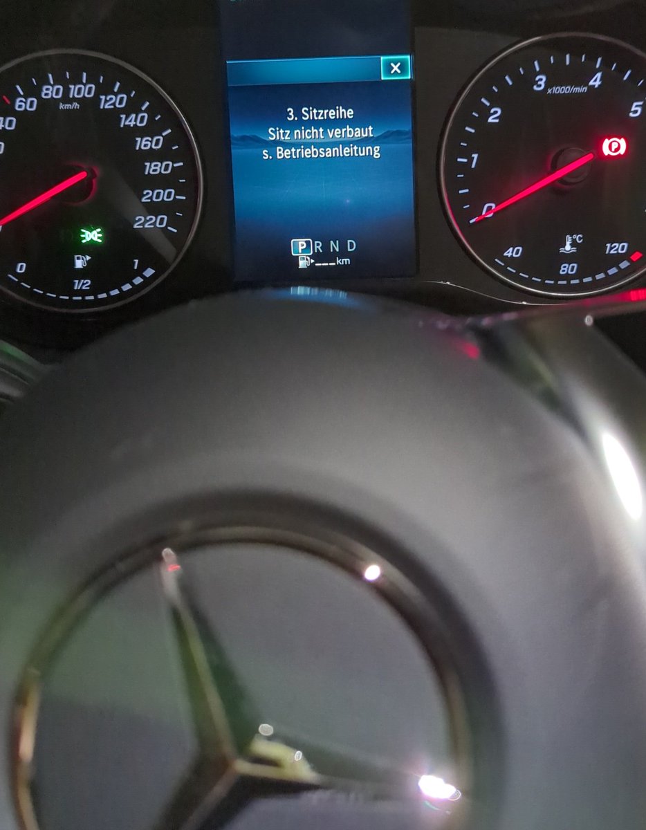 Erinadora's tweet photo. Wenn die Feststellung über einen selbst gewählten Zustand im Auto, wichtiger ist als die optische Darstellung der Parksensoren, hat die Anzeige nichts mit Sicherheit zu tun. Ich muss für jede Sitzreihe einmal ok drücken, um mein Auto richtig nutzen zu können. Hilfe! @MercedesBenz https://t.co/49YDv0ggjw