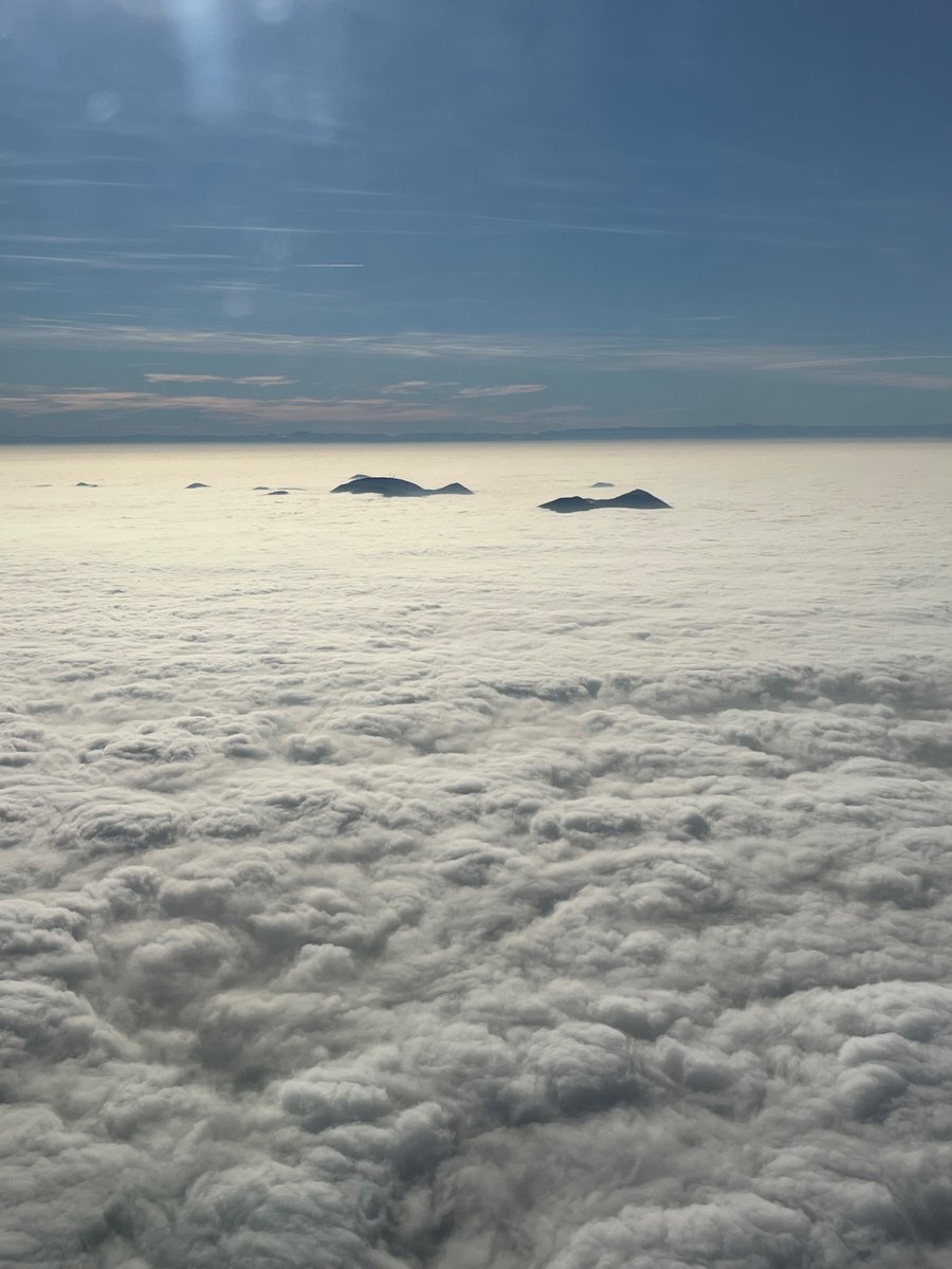 My favourite little extinct volcanoes poking through the clouds on the way home
#ManyAGreenIsleNeedsMustBe