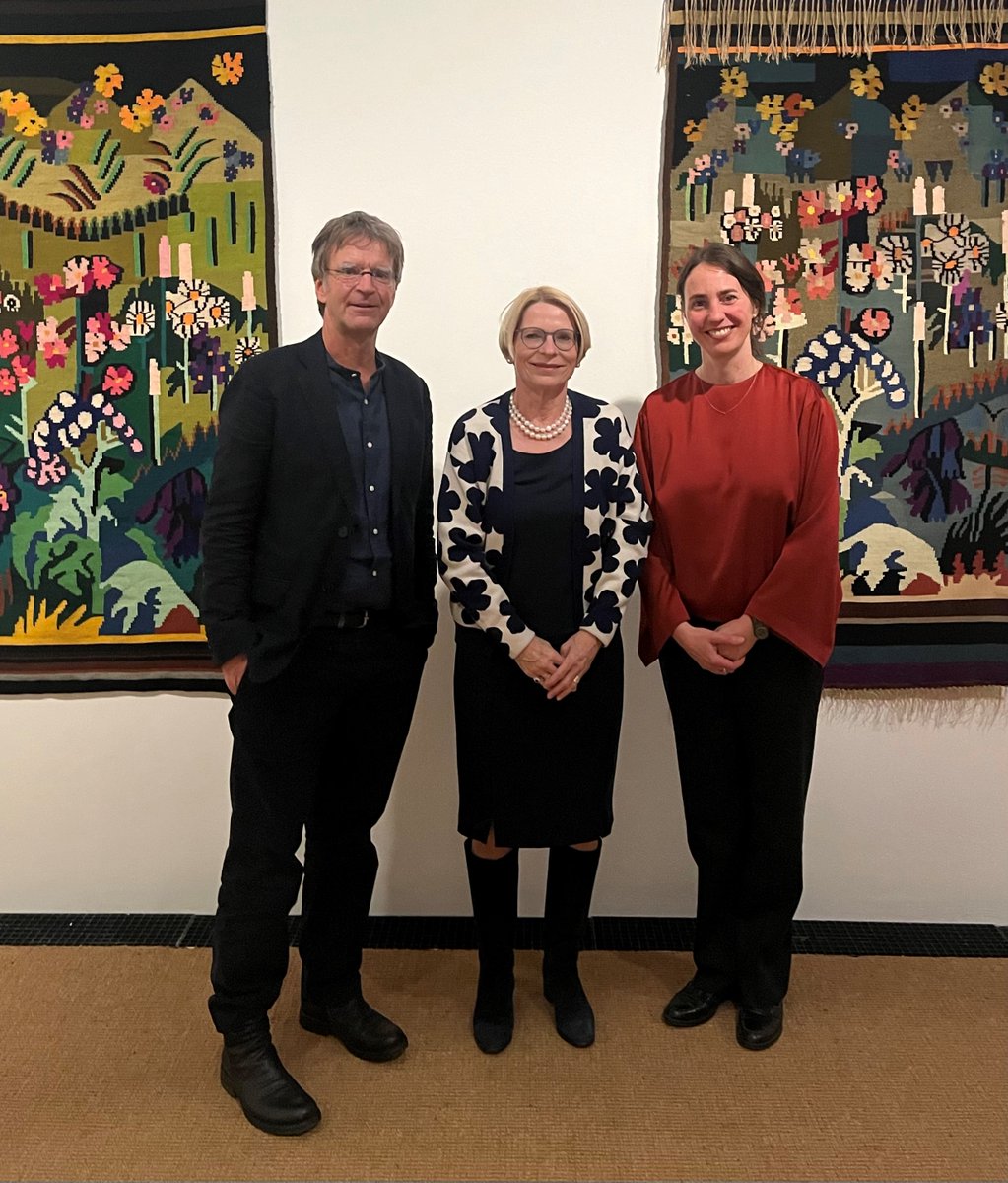 BotSchweizDE's tweet photo. 'Weben ist Leben' #Vernissage Lise #Gujer, einer herausragenden Schweizer Künstlerin, die das Handwerk am Webstuhl zur #Kunst erhob. Eröffnung der Ausstellung des Bündner Kunstmuseums gemeinsam mit dessen Direktor Stephan Kunz und Lisa Marei Schmidt vom Brücke-Museum Berlin. https://t.co/qSn9O4JkRU
