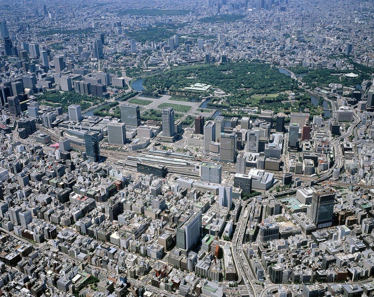 Sukyscra2021's tweet photo. 20年前の東京駅丸の内ビル群の空撮🤔🤔

2004年は東京駅の再開発 ビル建設工事ラッシュが始まる前の最後の年だった

この時、東京駅には高さ200mを超えるオフィスビルはなく、150m以上のビルも少なかった。。。 https://t.co/3Zfk1oFaFd