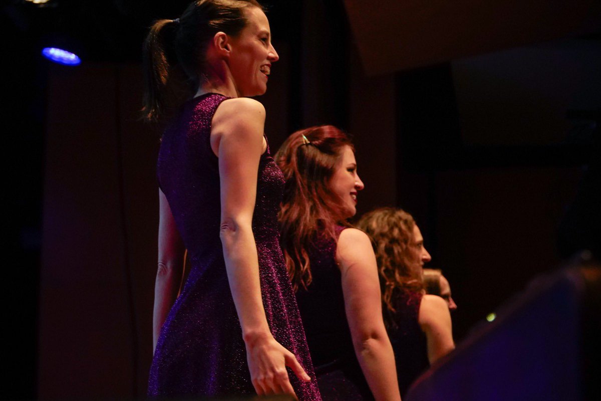 FCirculoBurgos's tweet photo. 🇮🇪 El viernes disfrutamos de un maravilloso y divertido viaje a Irlanda a través de la danza con @irishtreble_es sobre el escenario de Fundación Círculo.📍

Descubrimos la magia del baile irlandés y conocimos sus 2 variantes: la del baile social y la de baile de competición.☘️ https://t.co/6lLSUBUibg