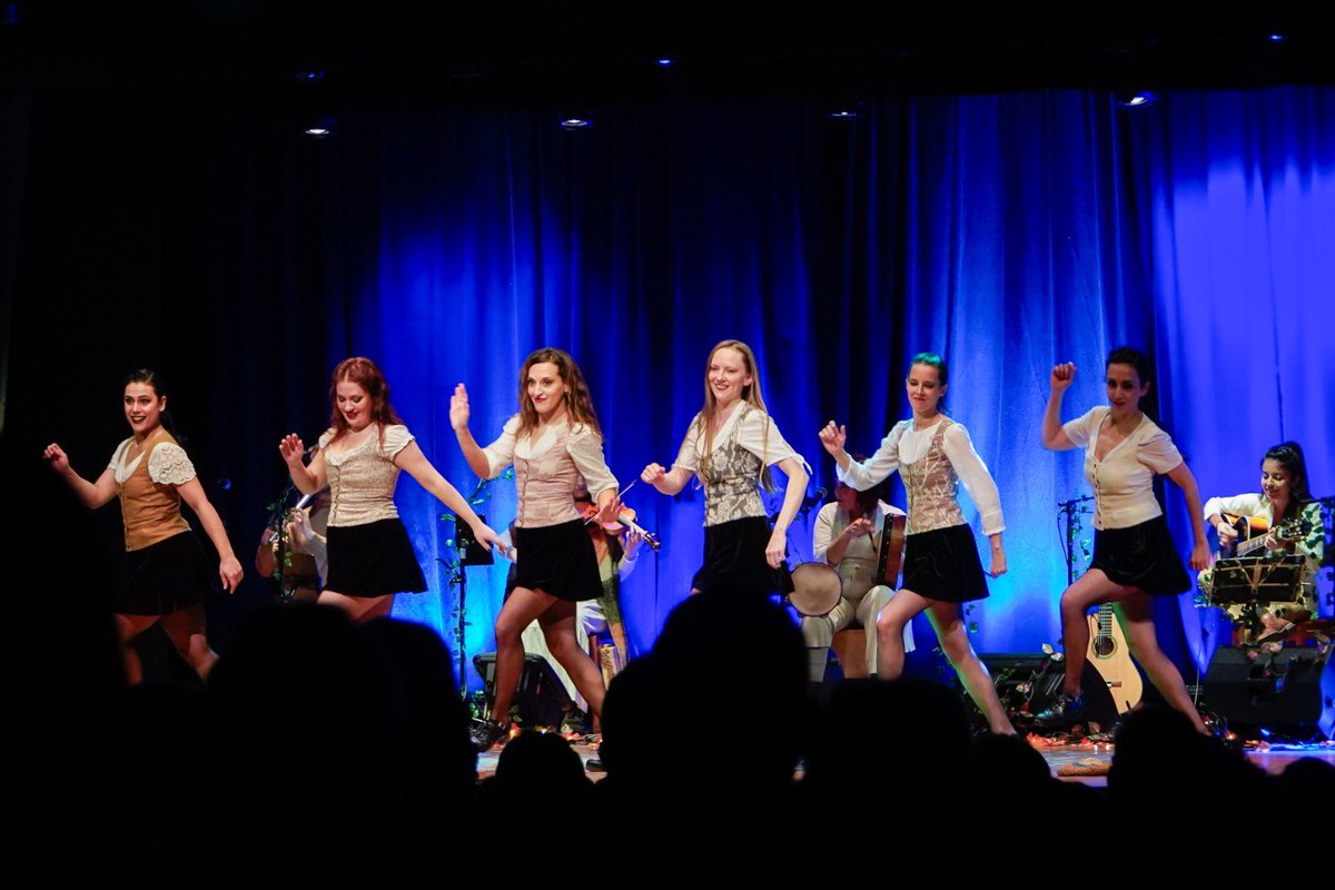FCirculoBurgos's tweet photo. 🇮🇪 El viernes disfrutamos de un maravilloso y divertido viaje a Irlanda a través de la danza con @irishtreble_es sobre el escenario de Fundación Círculo.📍

Descubrimos la magia del baile irlandés y conocimos sus 2 variantes: la del baile social y la de baile de competición.☘️ https://t.co/6lLSUBUibg