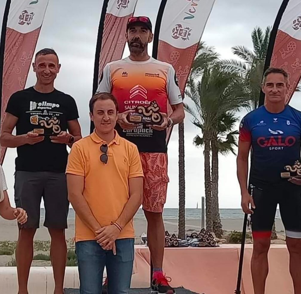 Hoy estamos de luto por la pérdida de nuestro compañero Alfonso Magdaleno.
De los primeros triatletas que hubo en Almería. 
Tu familia deportiva se queda coja y con un gran vacío que dejas en tus compañeros.
Allá donde estés…..HASTA SIEMPRE ALFONSO.