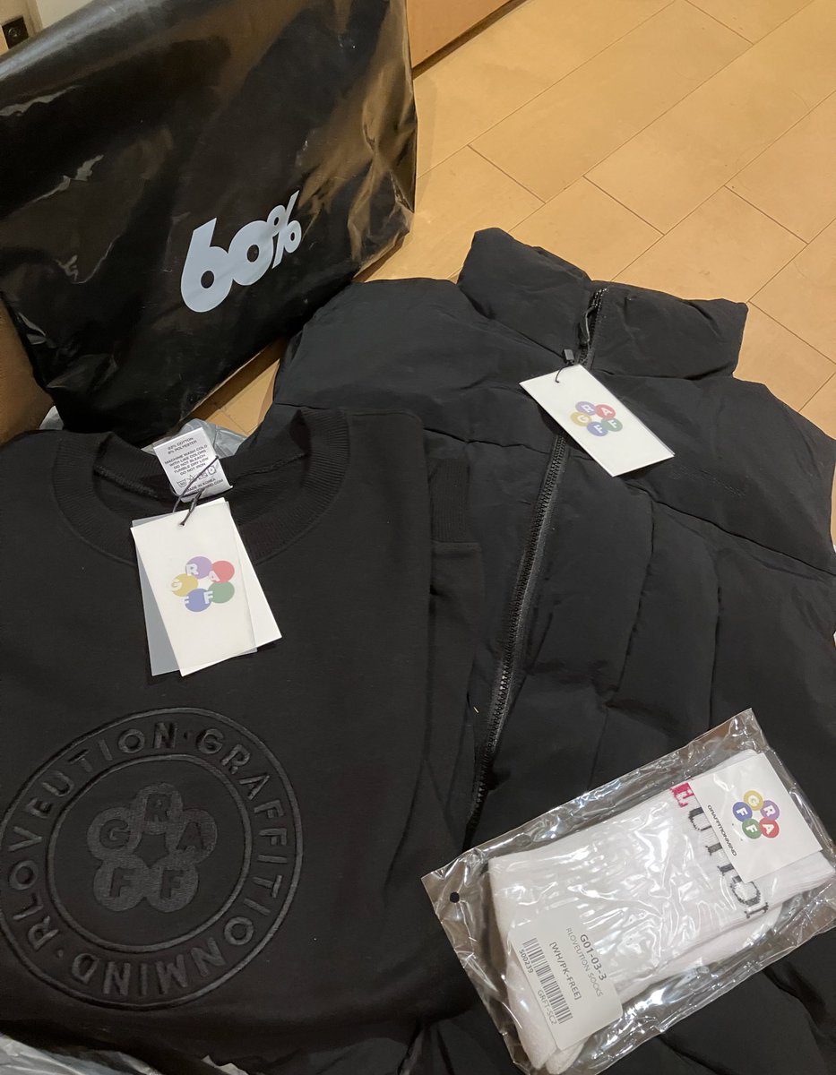 gukutetegasuki's tweet photo. グクの服装のテイストが好きな息子と相談してグクのお兄さんのブランドの福袋を60%のアプリで買ってみることに☺️
今日それが届いたよ♥️
ネタバレだけど載せてもいいかな？
見たい人だけ見てね💦
これで1万円きってるって当たりすぎない！？🥰♡
まぁ全部息子にとられたけど🫨

 #GRAFFITIONMIND https://t.co/Wbq7ezzBKK