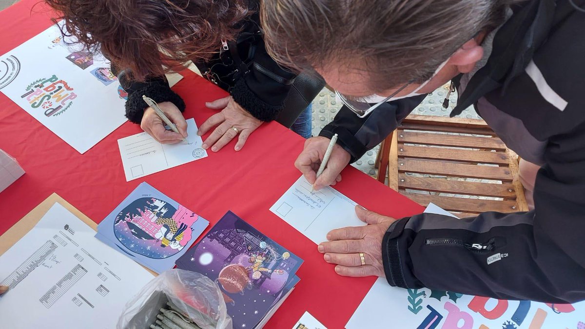 sants3radio's tweet photo. La campanya solidària "La Postal Amiga" s'expandeix i arriba a més barris en la seva 5a edició.💌
Al #SantsMontjuïcAlDia entrevistem als seus organitzadors de la @FedeHostafrancs, @lamarinaviva i @sants3radio.

🎧Audio👉https://t.co/epQIw6sf6E
📰Notícia📸👉https://t.co/GElyr73kwu https://t.co/bAkCuTDYis
