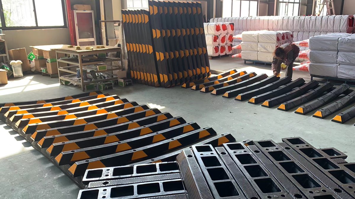 Sunnybao666's tweet image. Cars have become an indispensable necessity in everyone's life, so how to keep it safety has become an issue, especially in the car park.

Car wheel stops offer a simple solution to secure your parking area and minimise the risks that can occur.

#WheelStopper #CarWheelstopper