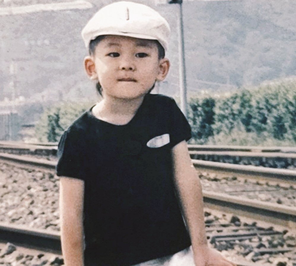 jajangmyeo_on's tweet photo. 🦭: nonuu tolong fotoin aku dong
🐈‍⬛: jangan mundur-mundur nanti ada kereta lewat lho!
🦭: gapapa cuma kereta doang
🐈‍⬛: ih jangan pegang itu kotor tau!
🦭: cuma aku pegang ga aku makan ehehehe 

#CaratSelcaDay #CSD #WONWOO #전원우 #SEVENTEEN
 @pledis_17 https://t.co/126wwEOL85