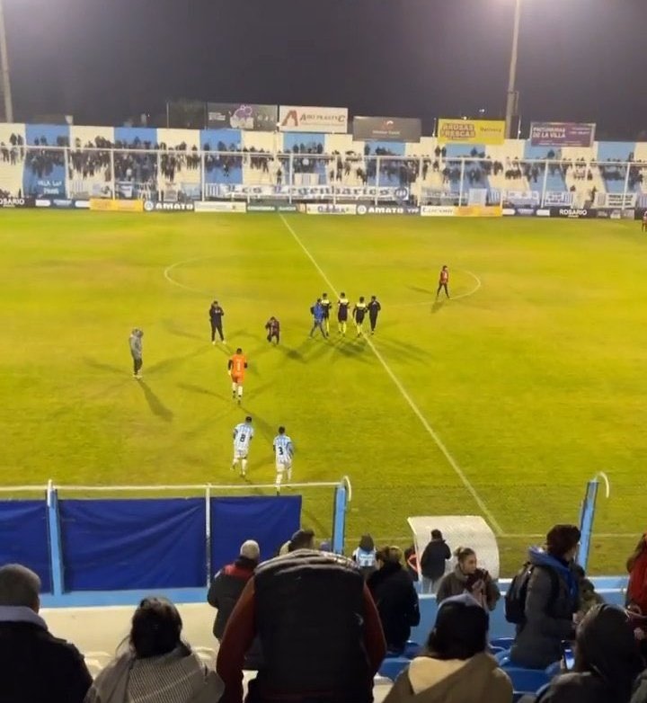 CbaClubes's tweet photo. @Krry_ Algo normal por nueva italia. El equipo de los 5mil hinchas jajaajajajajajaja. Como no vas a poder llenar ese metegol para 10mil personas ???? https://t.co/4oTjiAUC1z