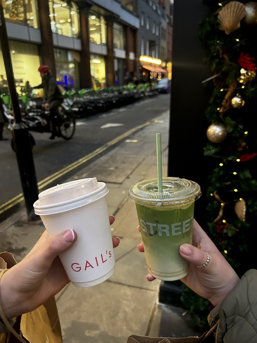 emer_theodore's tweet photo. Girlie Christmas London Trip✨🎄❄️❤️ https://t.co/xPEXm3Pzf3