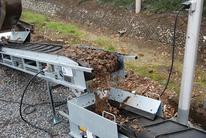 HireandSupplies's tweet photo. Moving lots of materials at height or over challenging terrain doesn't have to be difficult, or even dangerous! We carry a range of Tuff belt conveyors, BUMPA lifts and scaffold hoists to get your kit &amp; materials to the right place fast and safe 👷‍♂️👷👷‍♀️

Please give us a call. https://t.co/PE5EZ3d2qO