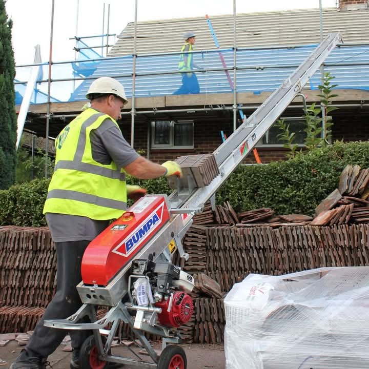 HireandSupplies's tweet photo. Moving lots of materials at height or over challenging terrain doesn't have to be difficult, or even dangerous! We carry a range of Tuff belt conveyors, BUMPA lifts and scaffold hoists to get your kit &amp; materials to the right place fast and safe 👷‍♂️👷👷‍♀️

Please give us a call. https://t.co/PE5EZ3d2qO