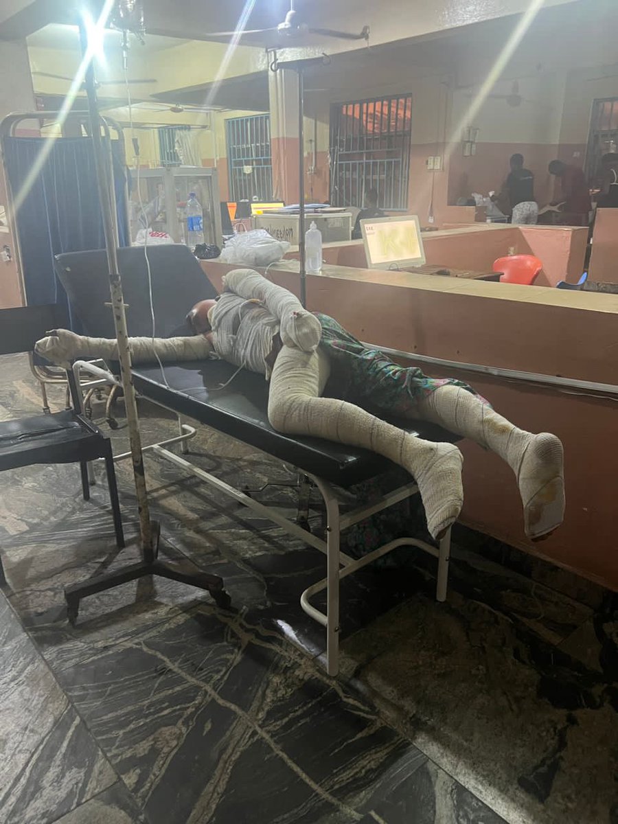 Uptownoflagos's tweet image. A Dark December for me was the last thing I envisioned. 💔

Ghastly Gas explosion at my Family house yesterday, 3 of my brothers critically down on ICU. All has been moved down to FTH Acute Burn Dept. (The 3rd hospital)

Your Urgent prayers please. 🙏

Just landed the scene.