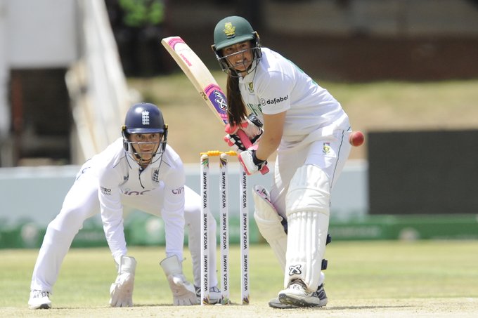 South Africa's experienced pair put together a partnership before tea on day 2