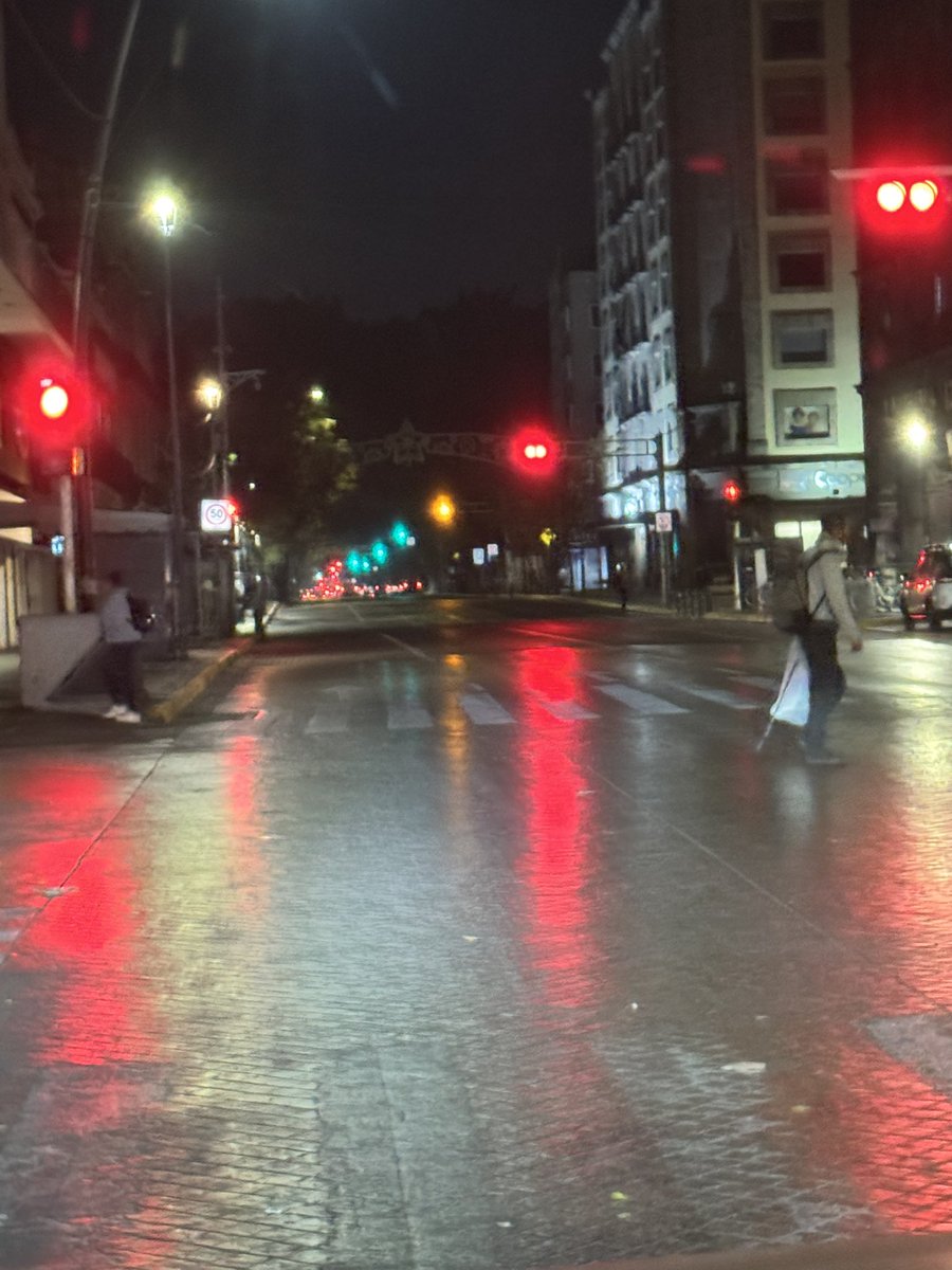 Falta de sincronización de semáforos en Av Juarez desde javier mina. <a href="/AgenciaAMIM/">AMIM</a> échele un reset 🙏