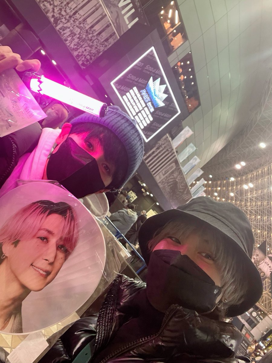ok_nobuhiko's tweet photo. ��っくんに誘っていただきました

なんかもう感動しっぱなしでした

みんなかっこよすぎる
これぞ最高峰
尊すぎてたまらん。。。
ありがとう…

さっくん絶対俺に手振ってたわ

 #SnowManRAYS東京ドームDAY2
#グッズ持ってきたよ！
#あとどこかで話したい貴重な裏話が🥺 https://t.co/Cy1YCDmxyi
