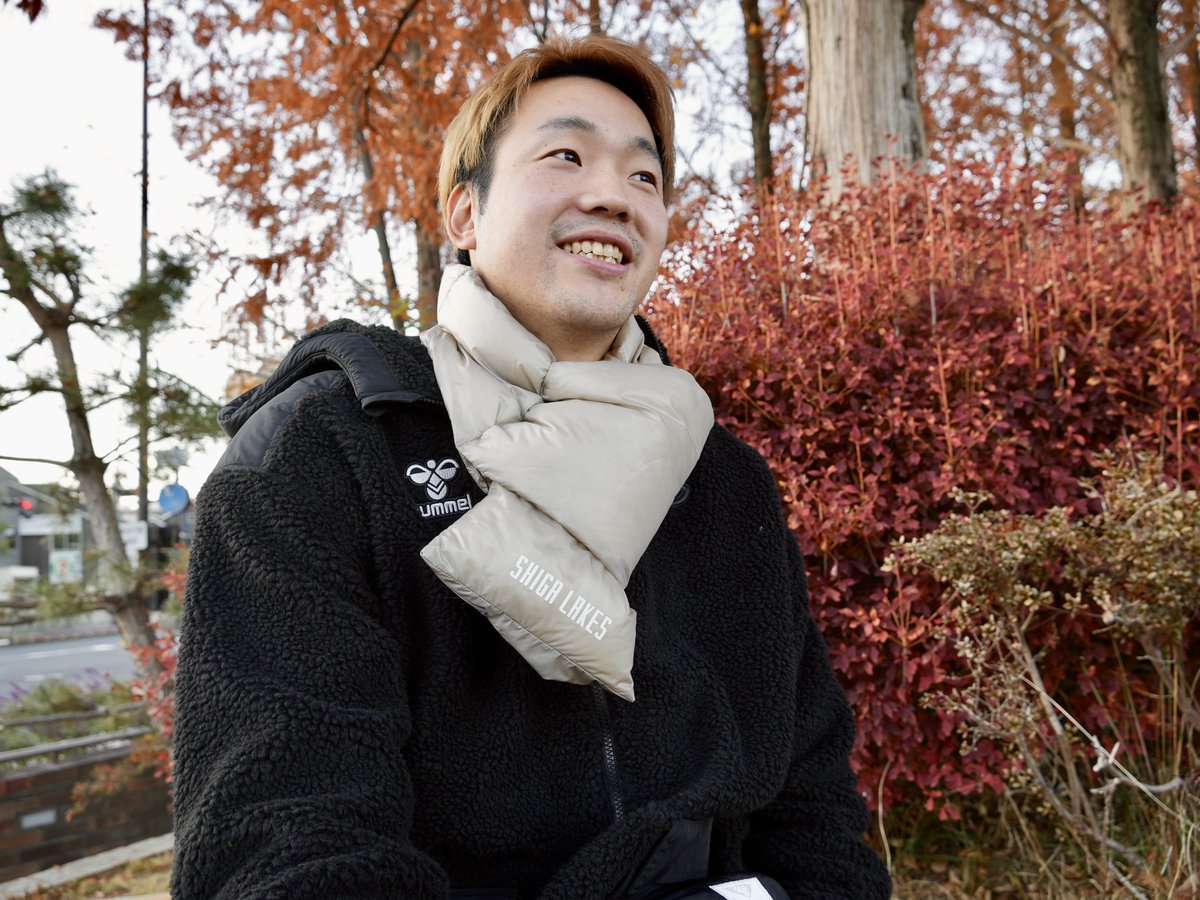 lakes_goods's tweet photo. ダウンマフラーは、とーーっても軽いのに、とーーっても暖かく、これからの寒い冬を乗り越えるアイテムとしてもピッタリ☺️
コインケースもほど良いサイズ感（画像が参考となります）でおしゃれな上、実用性も👍です‼️

NANGAさまと同じく滋賀県出身の森山選手@moririn__77 をモデルにパシャリ📸
むちゃくちゃ似合ってますねぇ😎