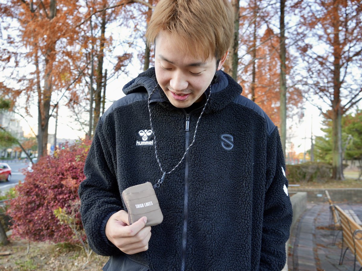 lakes_goods's tweet photo. ダウンマフラーは、とーーっても軽いのに、とーーっても暖かく、これからの寒い冬を乗り越えるアイテムとしてもピッタリ☺️
コインケースもほど良いサイズ感（画像が参考となります）でおしゃれな上、実用性も👍です‼️

NANGAさまと同じく滋賀県出身の森山選手@moririn__77 をモデルにパシャリ📸
むちゃくちゃ似合ってますねぇ😎