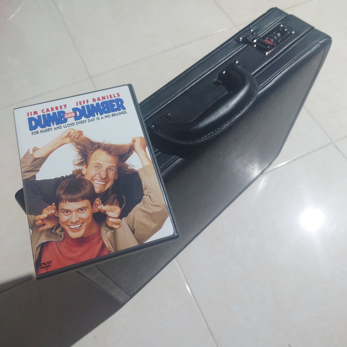 Saludamos a Dumb and Dumber en su 30 aniversario. #dumbanddumber #samsonite