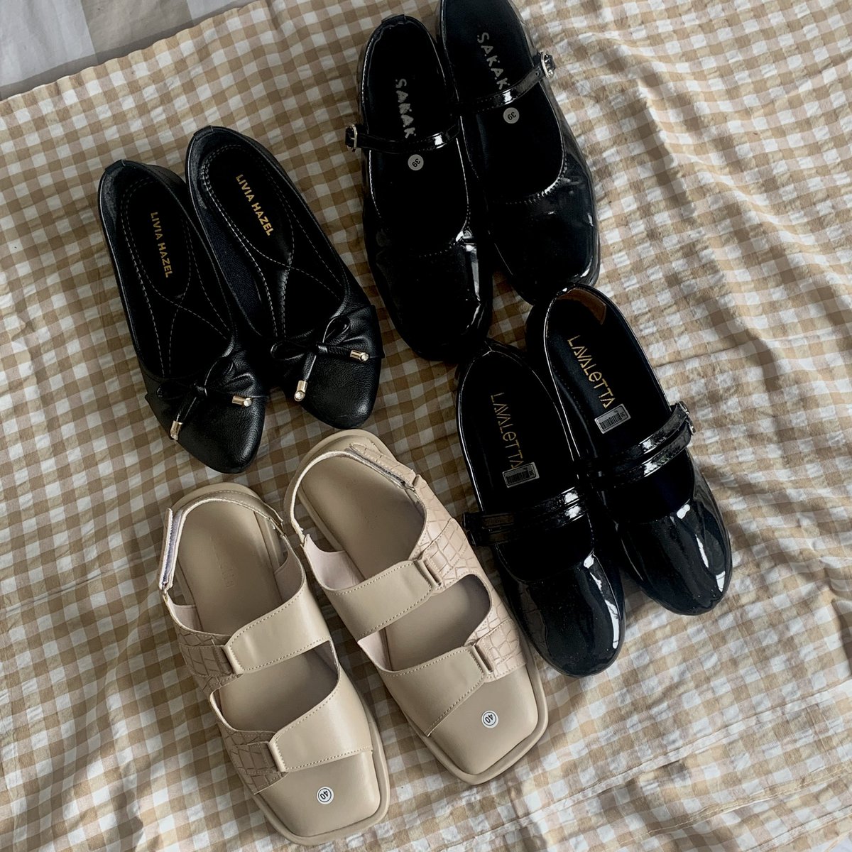 koowcing's tweet photo. malemm temen2!!! bantu abisin yukk 🥺 edisi mau pindahan kost, aku mau jual murahhh bgt semua sisa stock rajut jualan aku &amp; bbrp barang yg udah gakepake nii ada cardi, flatshoes (new/preloved), batik, tas dll, mostly under 50k 🥹 akuu dari jaksel bisa shopee!💗 https://t.co/jVNeAXESPc