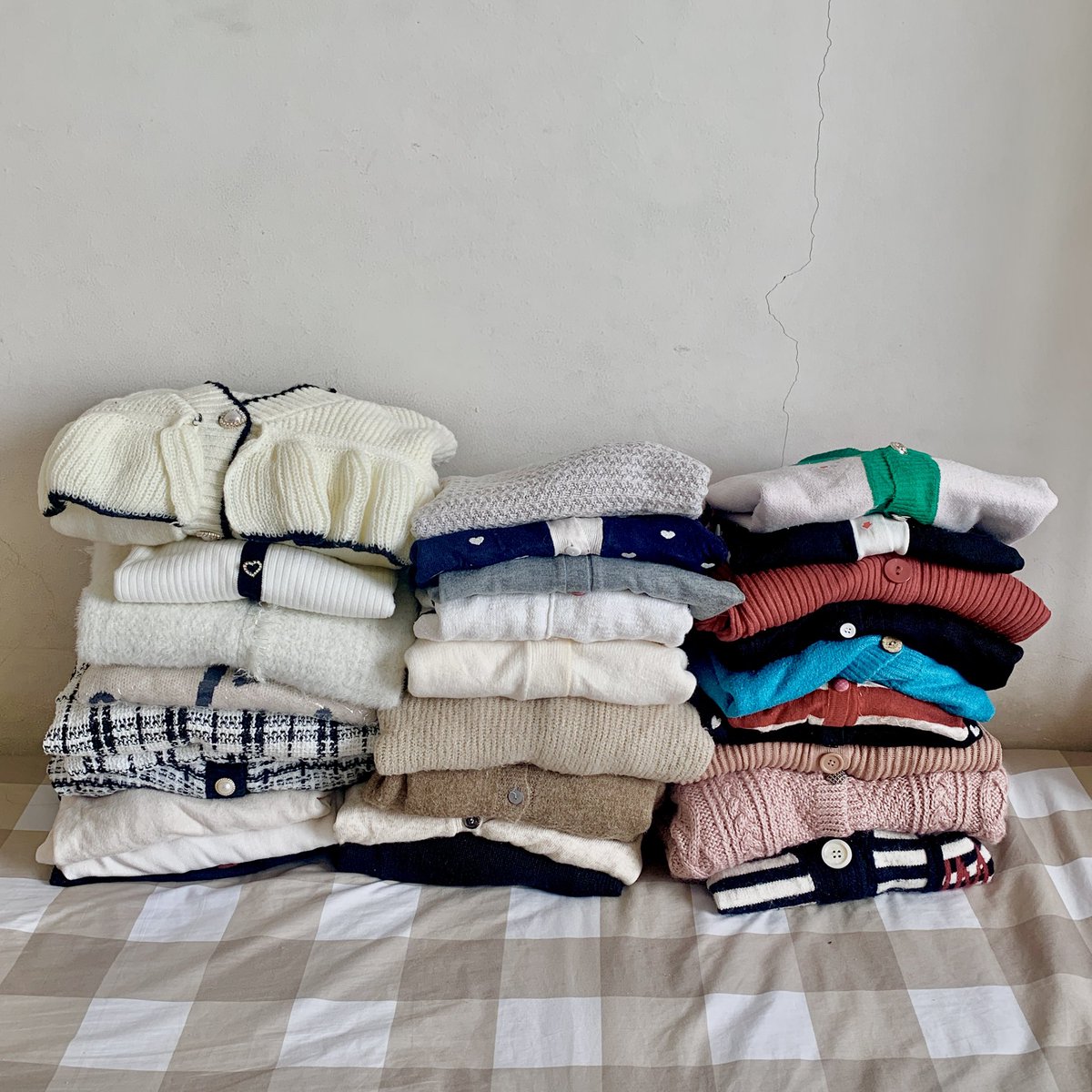 koowcing's tweet photo. malemm temen2!!! bantu abisin yukk 🥺 edisi mau pindahan kost, aku mau jual murahhh bgt semua sisa stock rajut jualan aku &amp; bbrp barang yg udah gakepake nii ada cardi, flatshoes (new/preloved), batik, tas dll, mostly under 50k 🥹 akuu dari jaksel bisa shopee!💗 https://t.co/jVNeAXESPc