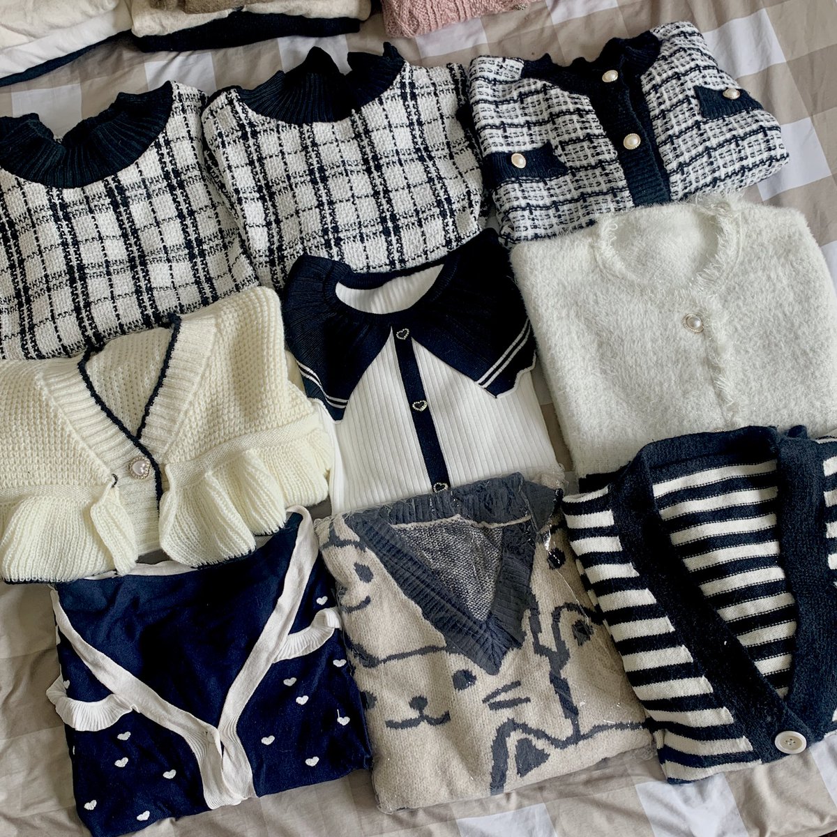 koowcing's tweet photo. malemm temen2!!! bantu abisin yukk 🥺 edisi mau pindahan kost, aku mau jual murahhh bgt semua sisa stock rajut jualan aku &amp; bbrp barang yg udah gakepake nii ada cardi, flatshoes (new/preloved), batik, tas dll, mostly under 50k 🥹 akuu dari jaksel bisa shopee!💗 https://t.co/jVNeAXESPc
