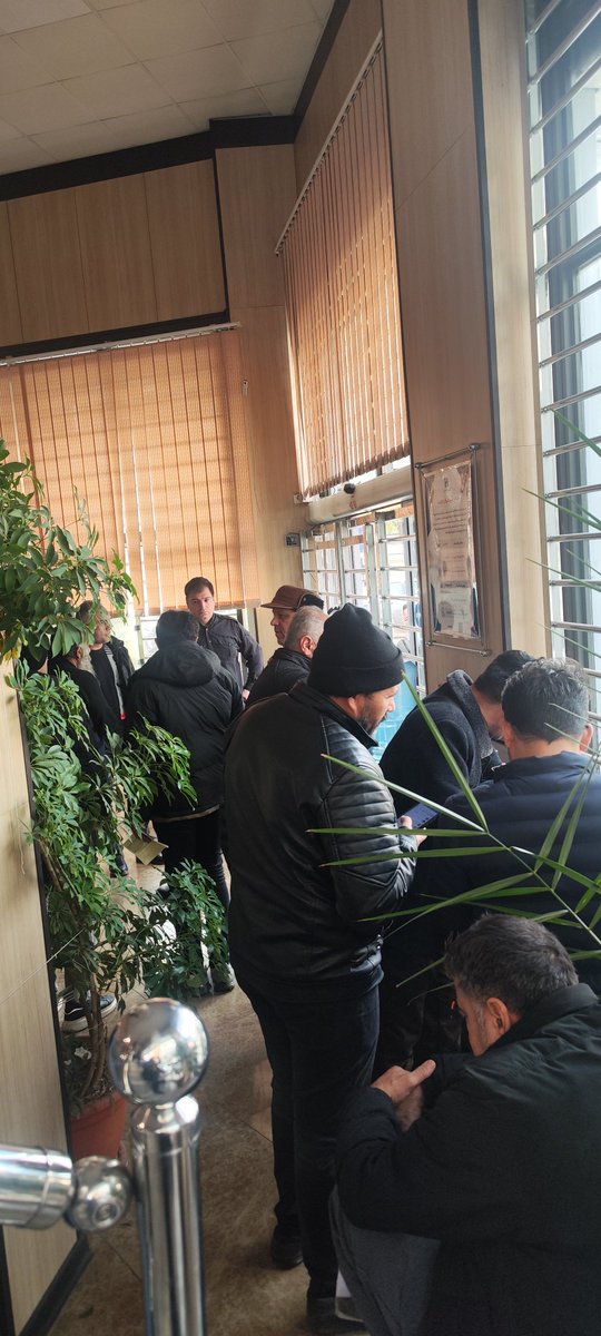 msadeghhh's tweet photo. ساعت ۹:۳۰ صبح تهران
بانک‌های شعب منتخب جای سوزن انداختن نیست
همین شعبه منتخب که سه ساعت بیشتر باز نیست، برقش رفته و تا دوساعت دیگه هم نمیاد!
دفترخانه ها هنوز نمیدونن که سیستمشون وصل میشه یا نه
همه چیز رو هواست... https://t.co/0MwscMuaLb