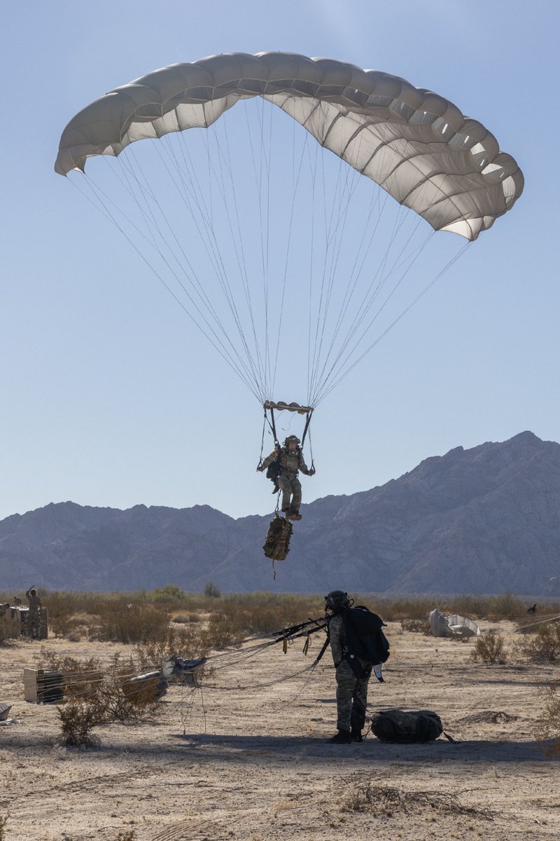 VlbEindhoven's tweet photo. Teamwork makes the dreamwork 🤝 Eenheden van zowel de lucht- als de landmacht opereerden tijdens #DesertBull als één team met vele taken. O.a. het droppen van ladingen en parachutisten, het verzorgen en afvoeren van gewonde slachtoffers en landen op onverharde landingsbanen. ✈️ https://t.co/2aT2TdT2qj