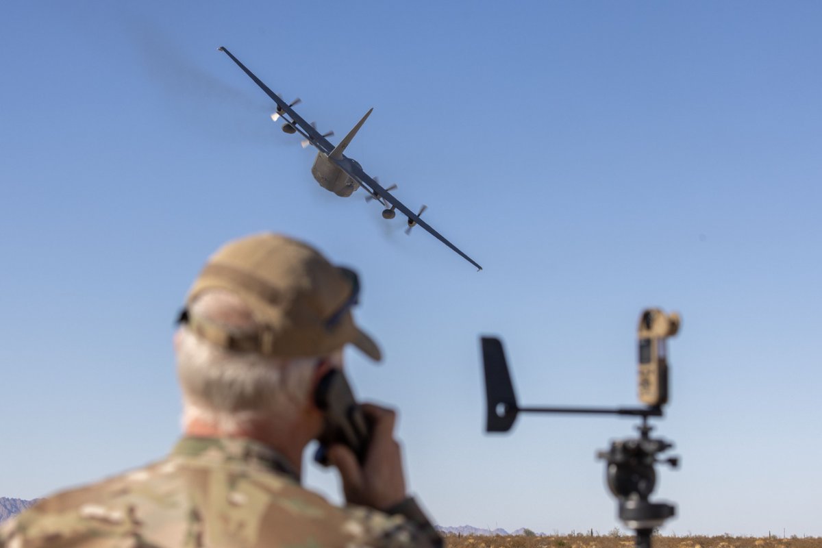 VlbEindhoven's tweet photo. Teamwork makes the dreamwork 🤝 Eenheden van zowel de lucht- als de landmacht opereerden tijdens #DesertBull als één team met vele taken. O.a. het droppen van ladingen en parachutisten, het verzorgen en afvoeren van gewonde slachtoffers en landen op onverharde landingsbanen. ✈️ https://t.co/2aT2TdT2qj