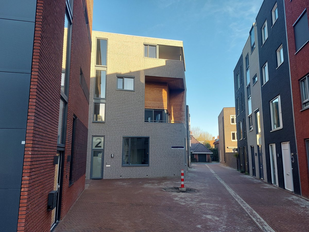 WarmesBV's tweet photo. Dit he’w d’r van maakt: een markant hoekpand met vier etages en een dakterras met uitzicht over Enschede. 🖋 Architect Ruud van der Koelen vertelt in dit interview over het bijzondere ontwerp: https://t.co/pv8uAk4eNe
🔸🔹
#Warmes #architectuur #Zeggelt #Enschede https://t.co/uKtqn7nzw8