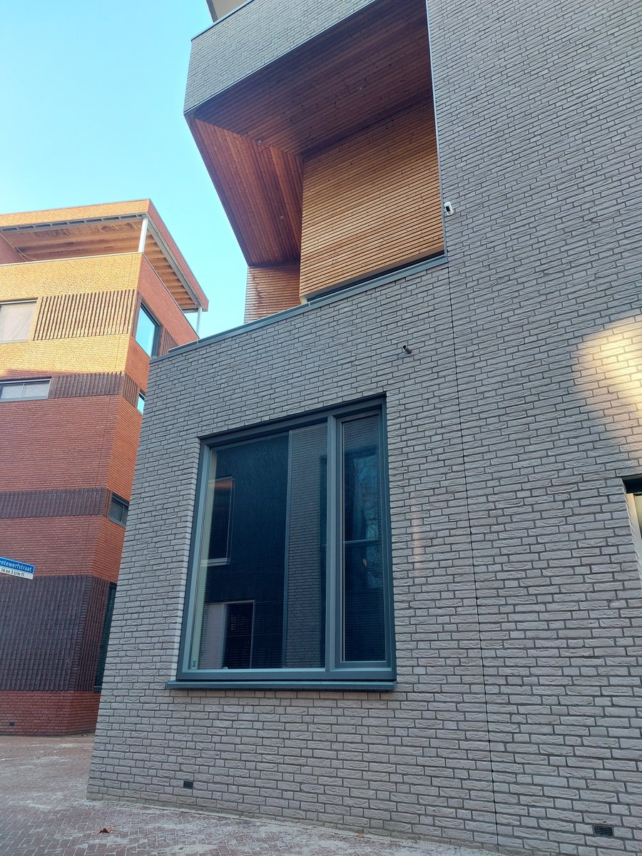 WarmesBV's tweet photo. Dit he’w d’r van maakt: een markant hoekpand met vier etages en een dakterras met uitzicht over Enschede. 🖋 Architect Ruud van der Koelen vertelt in dit interview over het bijzondere ontwerp: https://t.co/pv8uAk4eNe
🔸🔹
#Warmes #architectuur #Zeggelt #Enschede https://t.co/uKtqn7nzw8