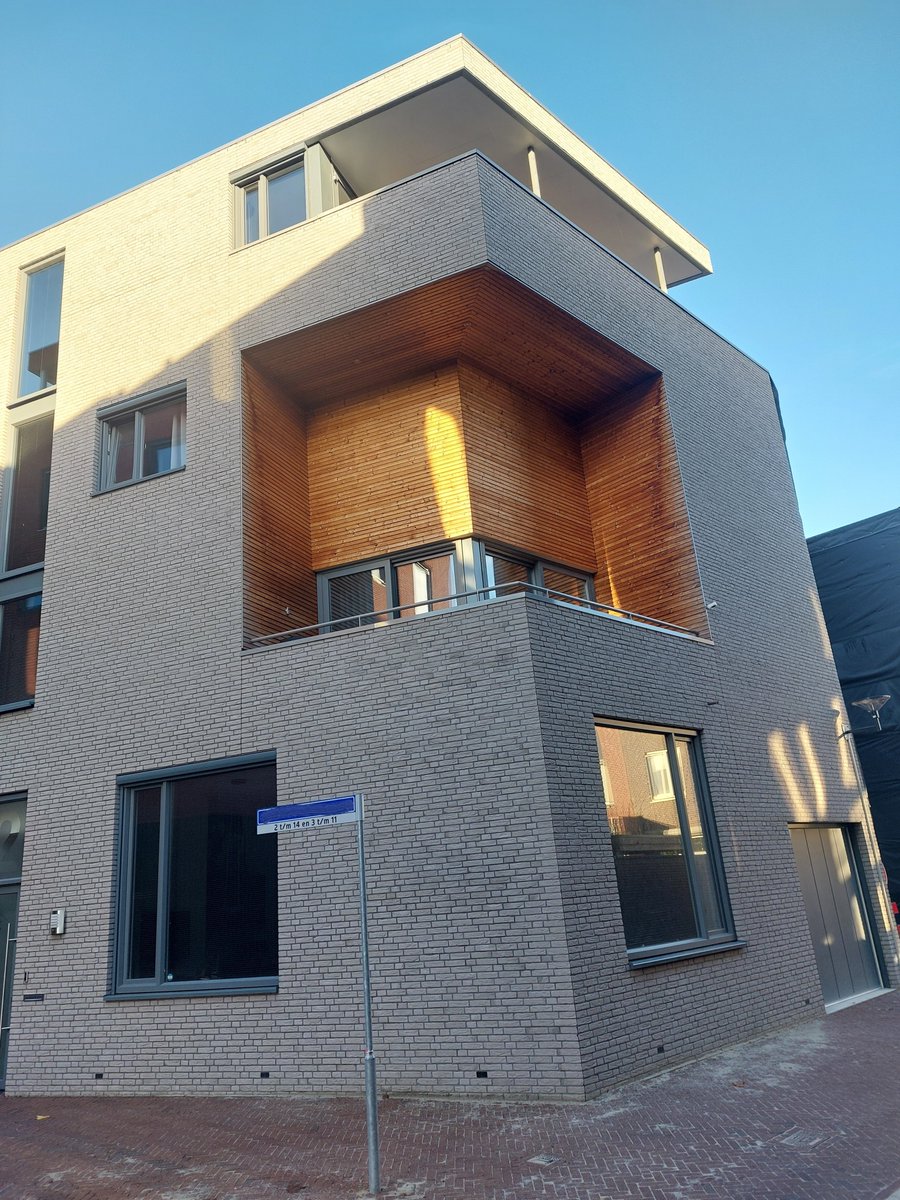 WarmesBV's tweet photo. Dit he’w d’r van maakt: een markant hoekpand met vier etages en een dakterras met uitzicht over Enschede. 🖋 Architect Ruud van der Koelen vertelt in dit interview over het bijzondere ontwerp: https://t.co/pv8uAk4eNe
🔸🔹
#Warmes #architectuur #Zeggelt #Enschede https://t.co/uKtqn7nzw8
