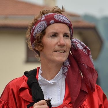 Aitziberren irriak alaiago egin gaitu.
Haren jolasek jolastiago.
Bihurrikeriek bihurriago.
Aitziren kemen eta irrintziek askeago.
Bere muxu eta besarkadek goxoago. Eta ametsek sudurgorriago.
Urtebete joan da hil zinenetik eta…
MAITE ZAITUGU! 💕