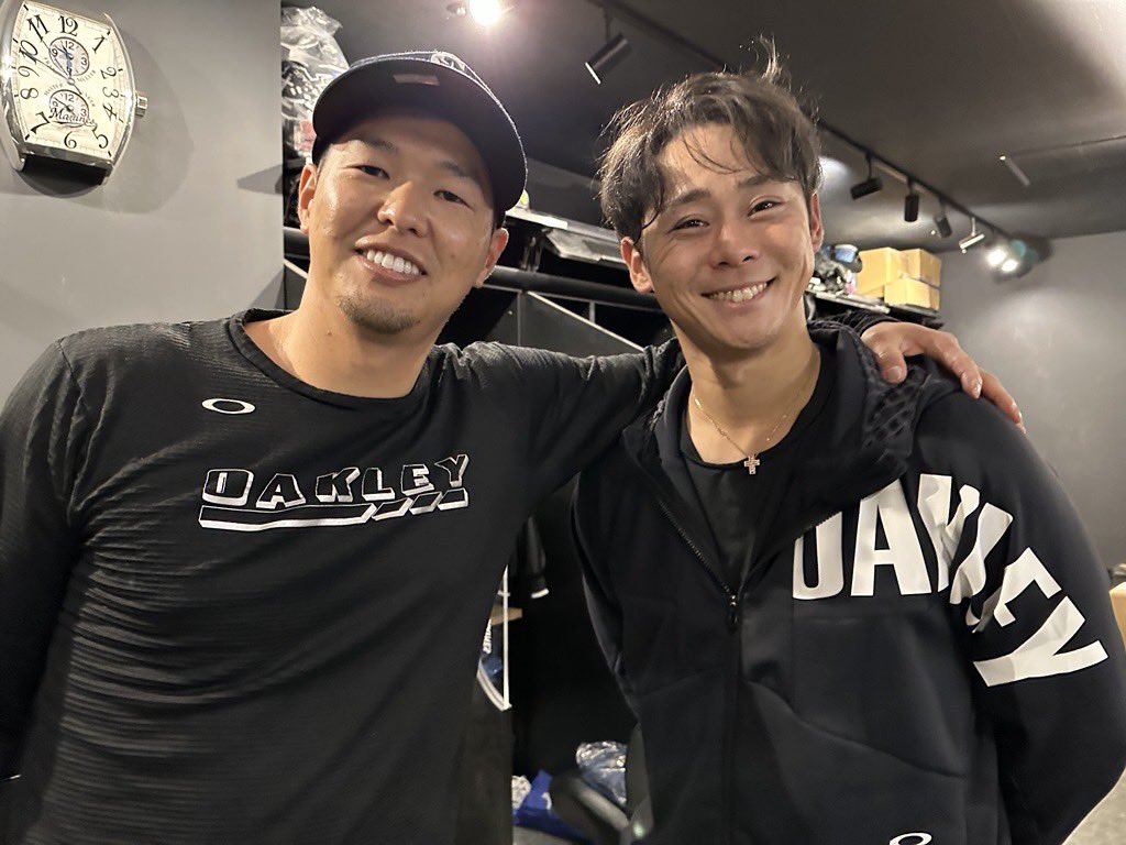 ZOZOマリンのロッカールームを訪れた #平沢大河 選手と #中村奨吾 選手