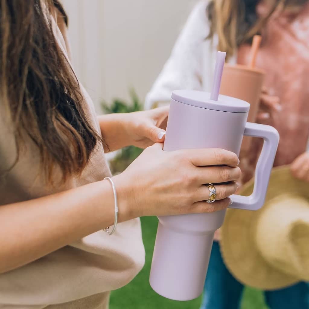 another day another aesthetic collection ✌🏻

in love ya the minimalist design and it's a pretty tumbler also tahan almost ±8hrs, boleh bawa pergi office or jogging ✨

s.shopee.com.my/9pNv07alVf